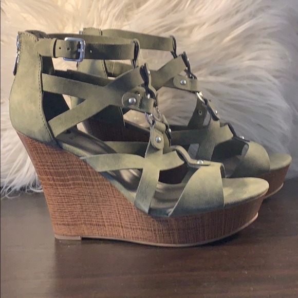 G by guess wedge sandals - Picture 2 of 4
